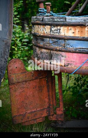 Stern di un motore in legno narrowboat costruito da Fellows, Morton e Clayton nel 1946 in attesa di restauro. Foto Stock