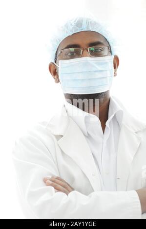 Sicuro chirurgo afro-americano maschio sorridente Foto Stock