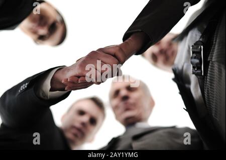 Due uomini d'affari di successo che si scuotono le mani davanti al team aziendale in ufficio Foto Stock