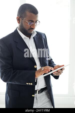Bell'uomo afro-americano con computer tablet Foto Stock