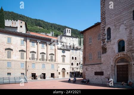 Piazza Grande nel centro storico di Gubbio, Umbria, Italia. Agosto 18th 2019 © Wojciech Strozyk / Alamy Stock Photo Foto Stock