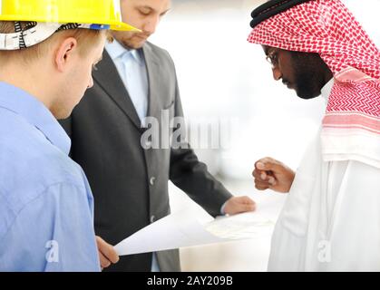 Architetti del Medio Oriente che discutono di progettazione ingegneristica Foto Stock