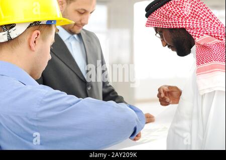Architetti del Medio Oriente che discutono di progettazione ingegneristica Foto Stock