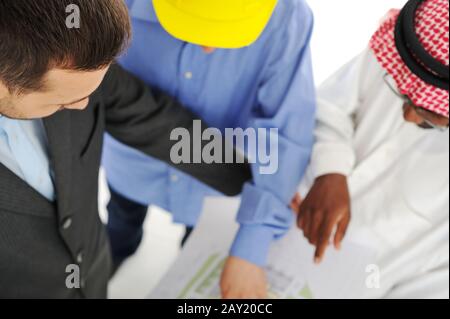 Architetti del Medio Oriente che discutono di progettazione ingegneristica Foto Stock