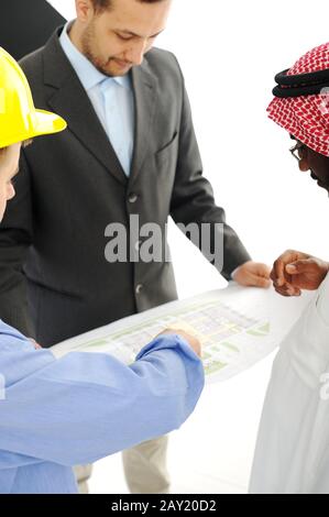 Architetti del Medio Oriente che discutono di progettazione ingegneristica Foto Stock