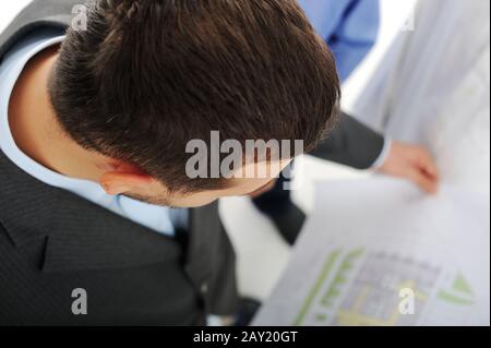 Architetti del Medio Oriente che discutono di progettazione ingegneristica Foto Stock