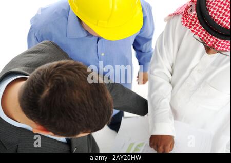 Architetti del Medio Oriente che discutono di progettazione ingegneristica Foto Stock