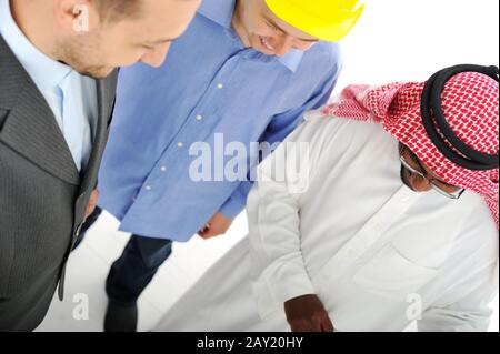 Architetti del Medio Oriente che discutono di progettazione ingegneristica Foto Stock