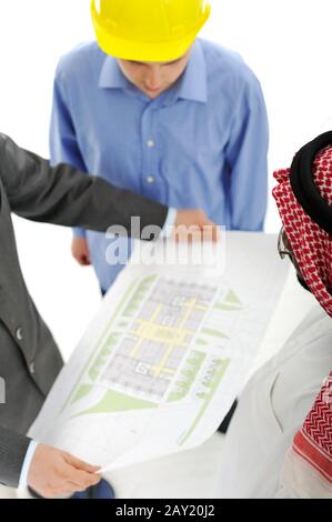 Architetti del Medio Oriente che discutono di progettazione ingegneristica Foto Stock