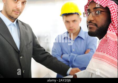 Architetti del Medio Oriente che discutono di progettazione ingegneristica Foto Stock