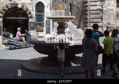 Fontana dei Matti (Fontana dei Madmen) costruita nel XVI secolo su Via dei Consoli nel centro storico di Gubbio, Umbria, Italia. Agosto 18th 2019 © Woj Foto Stock