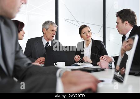 Un gruppo di uomini di affari che alla riunione in ufficio Foto Stock
