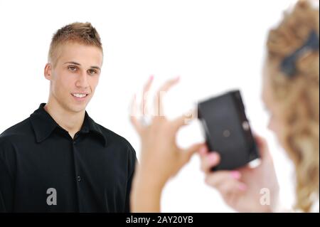 Ragazza scattando foto di felice ragazzo sorridente Foto Stock