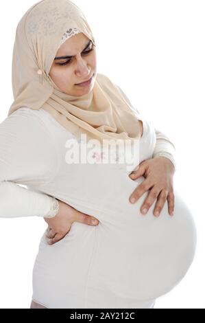 Donna musulmana in gravidanza arabica con dolore alla schiena Foto Stock