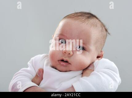 Neonato nella madre di braccia Foto Stock