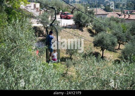 Funivia Colle Eletto da Gubbio alla Basilica di Sant Ubaldo sul Monte Ingino nel centro storico di Gubbio, Umbria, Italia. 1 Agosto Foto Stock