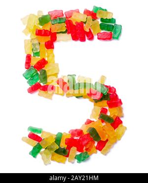 Numero arabo '5' da marmellata da masticare multicolore su sfondo bianco isolato. Modello di cibo fatto ffrom bambini dolci orsi. Alfa brillante Foto Stock