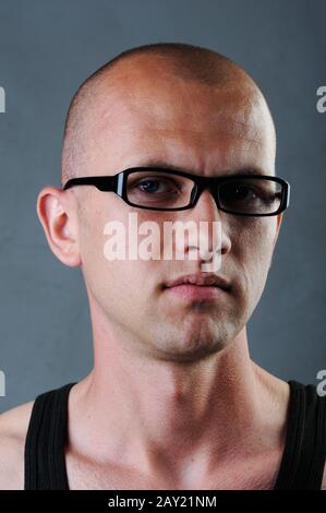 Uomo calvo con gli occhiali nei suoi venti anni Foto Stock