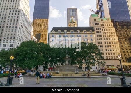 New York, Stati Uniti d'America - 20 agosto 2018: Grand Army Plaza con la fontana Pulitzer all'angolo sud-est di Central Park a Manhattan, New York City, Foto Stock