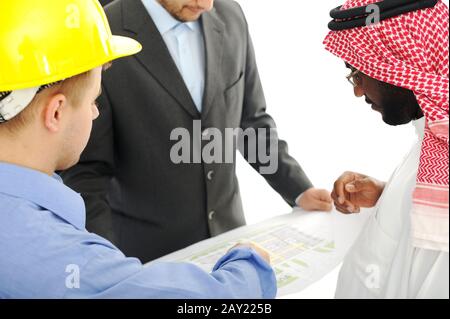 Architetti del Medio Oriente che discutono di progettazione ingegneristica Foto Stock