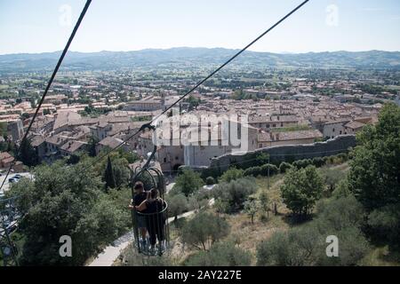 Funivia Colle Eletto da Gubbio alla Basilica di Sant Ubaldo sul Monte Ingino nel centro storico di Gubbio, Umbria, Italia. 1 Agosto Foto Stock