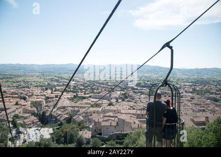 Funivia Colle Eletto da Gubbio alla Basilica di Sant Ubaldo sul Monte Ingino nel centro storico di Gubbio, Umbria, Italia. 1 Agosto Foto Stock