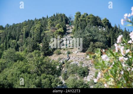 Funivia Colle Eletto da Gubbio alla Basilica di Sant Ubaldo sul Monte Ingino nel centro storico di Gubbio, Umbria, Italia. 1 Agosto Foto Stock