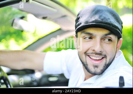 Bel ragazzo in macchina sorridente Foto Stock