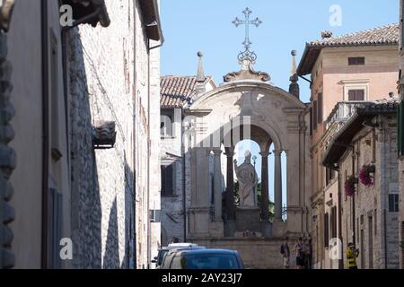 Statua di San Ubaldo XVIII nel centro storico di Gubbio, Umbria, Italia. Agosto 18th 2019 © Wojciech Strozyk / Alamy Stock Photo Foto Stock