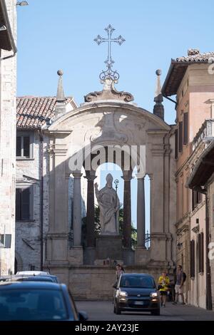 Statua di San Ubaldo XVIII nel centro storico di Gubbio, Umbria, Italia. Agosto 18th 2019 © Wojciech Strozyk / Alamy Stock Photo Foto Stock