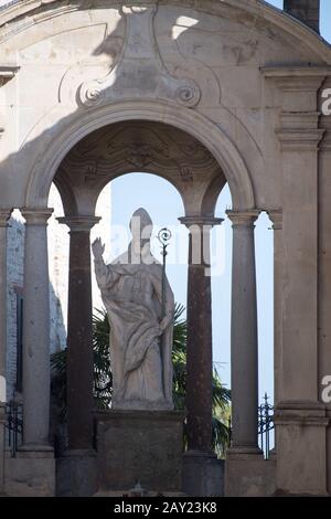 Statua di San Ubaldo XVIII nel centro storico di Gubbio, Umbria, Italia. Agosto 18th 2019 © Wojciech Strozyk / Alamy Stock Photo Foto Stock