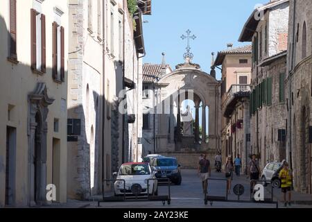 Statua di San Ubaldo XVIII nel centro storico di Gubbio, Umbria, Italia. Agosto 18th 2019 © Wojciech Strozyk / Alamy Stock Photo Foto Stock