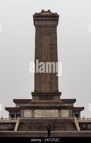 Il Monumento agli Eroi Del Popolo in Piazza Tiananmen, Pechino Foto Stock