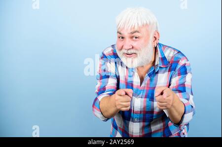 Anziani. Uomo con bearded e camicia a scacchi con capelli bianchi. Barbiere parrucchiere haircut. Capelli grigi. Nonno tipico. Hippster maturo emotivo. Nonno sincero. Cura della barba e dei peli del viso. Foto Stock