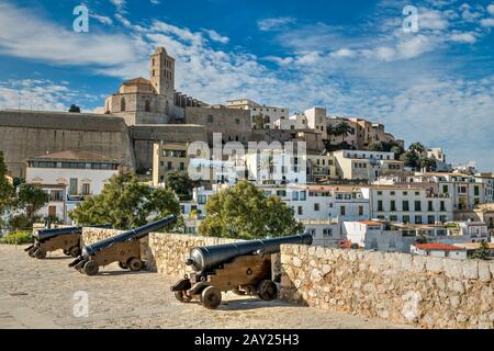 Cattedrale e skyline della città vecchia, Dalt Vila, Ibiza, Isole Baleari, Spagna Foto Stock