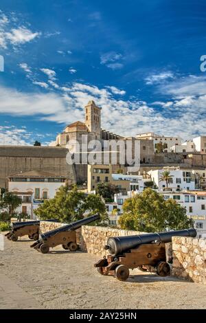 Cattedrale e skyline della città vecchia, Dalt Vila, Ibiza, Isole Baleari, Spagna Foto Stock