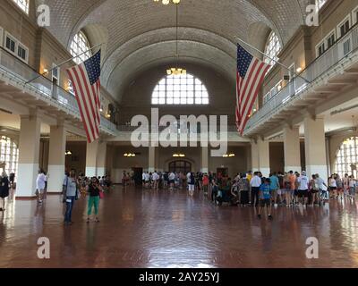 New York, Stati Uniti d'America - 20 agosto 2018: La sala principale del registro di Ellis Island National Museum of Immigration a New York City, Stati Uniti Foto Stock