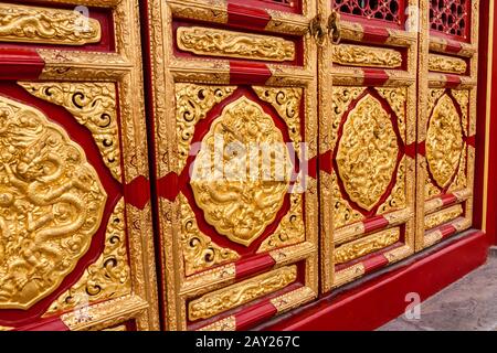 Dettagli della decorazione della porta della Sala dell'armonia Suprema, Città Proibita, Pechino Foto Stock