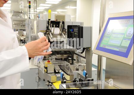 Linea di produzione automatizzata in fabbrica moderna Foto Stock