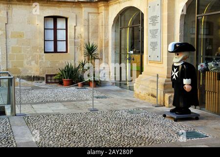 Mdina, Malta 02/01/2020 Palazzo Vilhena cortile frontale, ingresso al Museo di Storia Naturale con una figura di cavaliere di san Giovanni Foto Stock