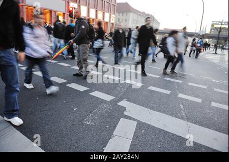La gente è affollata a piedi in città Foto Stock