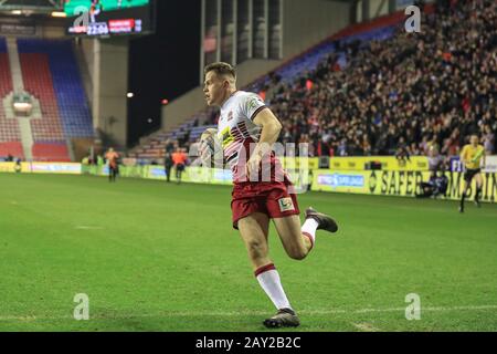 13th Febbraio 2020, DW Stadium, Wigan, Inghilterra; Betfred Super League, Wigan Warriors / Toronto Wolfpack : Joe Burgess (5) di Wigan Warriors fa un solo cruscotto 50yard per andare oltre per una prova Foto Stock