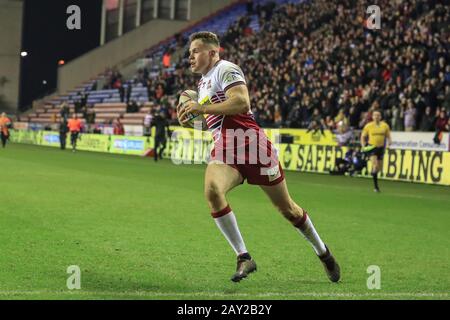 13th Febbraio 2020, DW Stadium, Wigan, Inghilterra; Betfred Super League, Wigan Warriors / Toronto Wolfpack : Joe Burgess (5) di Wigan Warriors fa un solo cruscotto 50yard per andare oltre per una prova Foto Stock