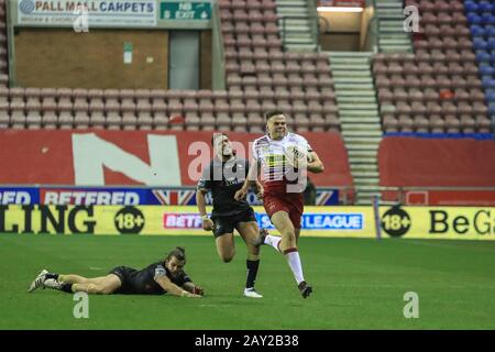 13th Febbraio 2020, DW Stadium, Wigan, Inghilterra; Betfred Super League, Wigan Warriors / Toronto Wolfpack : Joe Burgess (5) di Wigan Warriors fa un solo cruscotto 50yard per andare oltre per una prova Foto Stock