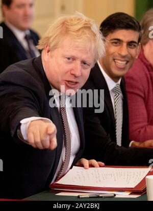 Il primo Ministro Boris Johnson, accanto al nuovo Cancelliere dello scacchiere Rishi Sunak (a destra), presiede il primo incontro del Gabinetto a 10 Downing Street, Londra, dal rimpasto. Foto Stock