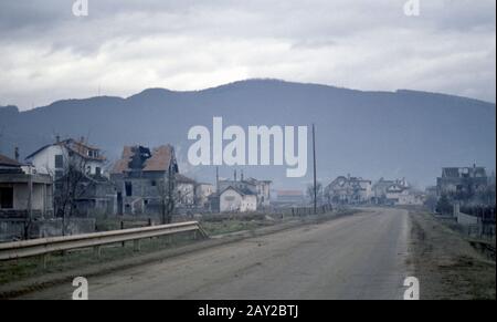 8th gennaio 1994 pulizia Etnica durante la guerra nella Bosnia centrale: Case e edifici bruciati a Grbavica, alla periferia di Vitez, aggrediti dalle forze dell'UAV (croato bosniaco) quattro mesi prima. Foto Stock