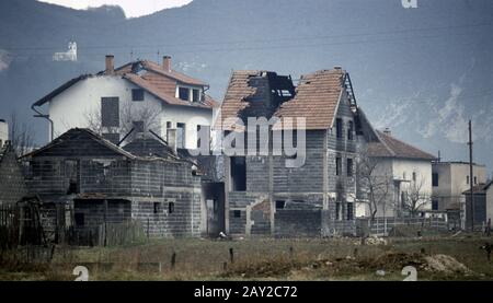 8th gennaio 1994 pulizia Etnica durante la guerra nella Bosnia centrale: Case e edifici bruciati a Grbavica, alla periferia di Vitez, aggrediti dalle forze dell'UAV (croato bosniaco) quattro mesi prima. Foto Stock