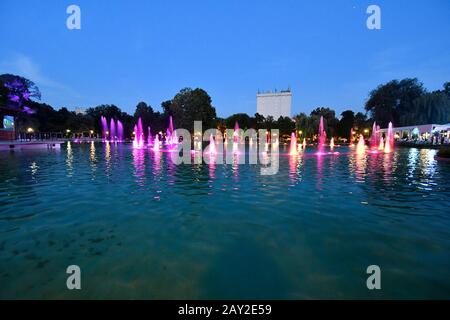 La Bulgaria, Plovdiv, fontane illuminate nel lago di Tsar Simeons Garden, la città diventa capitale europea della cultura 2019 Foto Stock