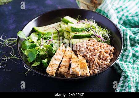 Insalata di pranzo. Ciotola di Buddha con porridge di grano saraceno, filetto di pollo alla griglia, insalata di mais, microgreens e daikon. Cibo sano. Foto Stock
