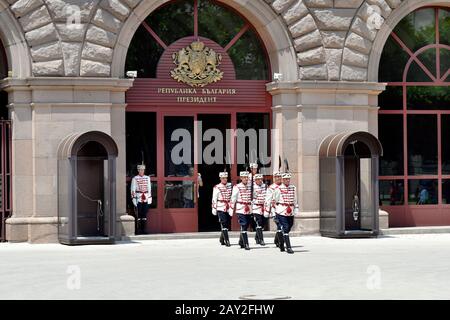 Sofia, Bulgaria - 16 giugno 2018: Cambio delle guardie di fronte all'edificio degli uffici dei presidenti Foto Stock